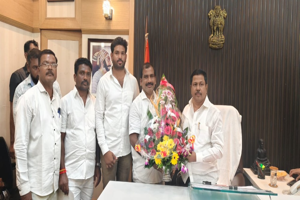 सोलापूर महानगरपालिकेतील कर्मचाऱ्यांच्या विषयावर किसन जाधवांनी घेतली विधानसभा उपाध्यक्ष अण्णा बनसोडे यांची भेट 